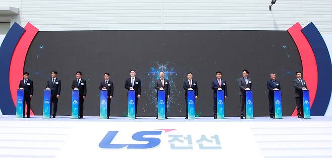 2일 LS전선 HVDC 해저케이블 공장 준공식에서 구자은 LS그룹 회장(왼쪽 6번째), 명노현 ㈜LS 대표(왼쪽 7번째), 구본규 LS전선 대표(왼쪽 5번째) 등이 기념 세리머니를 하고 있다.[LS전선 제공]