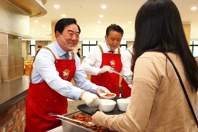 '천원의 아침' 배식하는 고창섭 충북대 총장(왼쪽)과 김영환 충북지사 [충북대 제공. 재판매 및 DB금지]