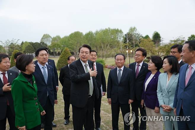 여당 원내 지도부와 만찬 갖는 윤석열 대통령 (서울=연합뉴스) 임헌정 기자 = 윤석열 대통령이 2일 오후 서울 용산 대통령실 청사 앞 야외 정원인 '파인그라스'에서 국민의힘 김기현 대표와 윤재옥 원내대표 등 여당 원내 지도부와 만찬을 함께하며 대화하고 있다. 2023.5.2 [대통령실 제공. 재판매 및 DB 금지] kane@yna.co.kr