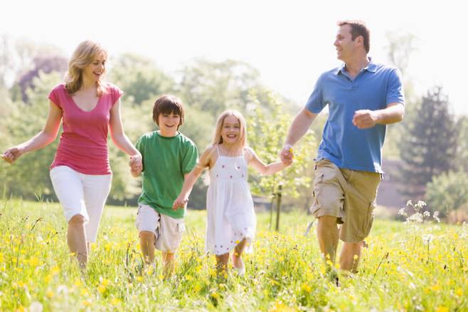 햇볕을 쬐며 활동을 하면 면역력을 높이는데 도움이 된다. [사진=클립아트코리아]