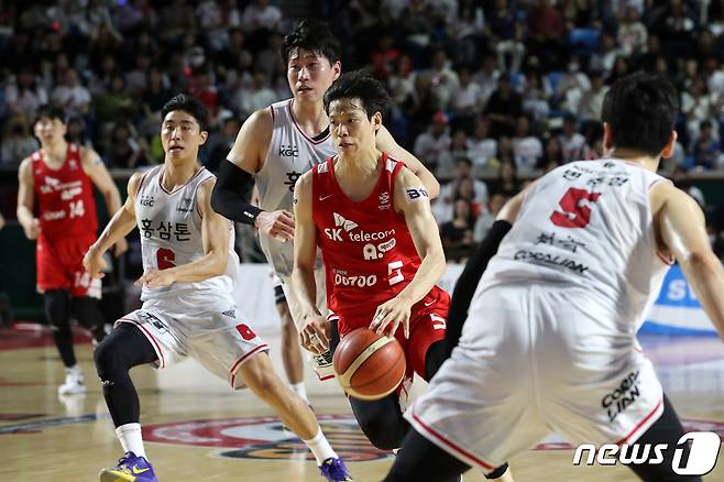 1일 오후 서울 송파구 잠실학생체육관에서 열린 2022-2023 SKT 에이닷 프로농구 챔피언결정전 4차전 서울 SK와 안양 KGC의 경기에서 SK 김선형이 드리블 돌파하고 있다. 2023.5.1/뉴스1 ⓒ News1 이승배 기자