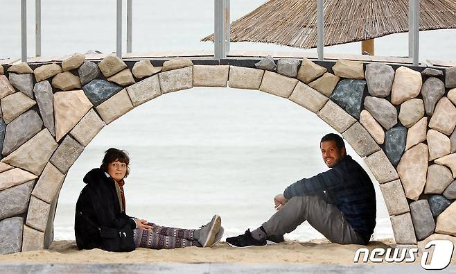 사진은 2019년 부산광안리해수욕장 일원에서 열린 '제19회 광안리 어방축제'를 찾은 외국인들의 모습(부산시 수영구 제공)