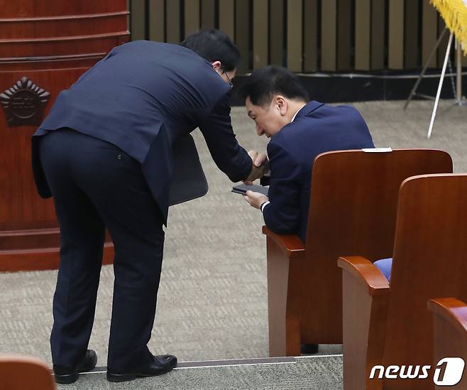 태영호 국민의힘 최고위원이 25일 서울 여의도 국회에서 열린 의원총회에서 김기현 대표를 찾아 인사를 하고 있다. 2023.4.25/뉴스1 ⓒ News1 송원영 기자