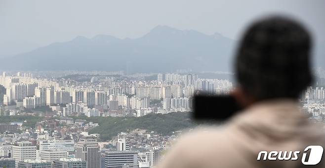 서울 중구 남산타워에서 바라본 아파트 일대 모습. (자료사진) /뉴스1