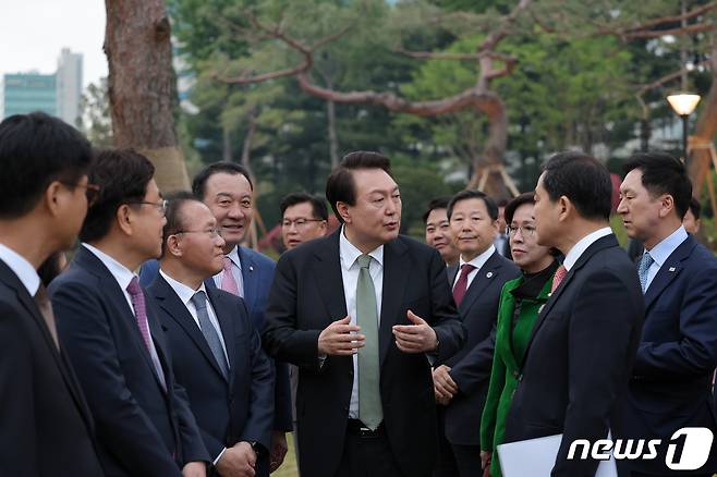 윤석열 대통령이 2일 용산 대통령실 청사 파인그라스 정원에서 열린 국민의힘 지도부 만찬에서 김기현 대표 등 참석자들과 대화를 나누고 있다. (대통령실 제공) 2023.5.2/뉴스1 ⓒ News1 오대일 기자