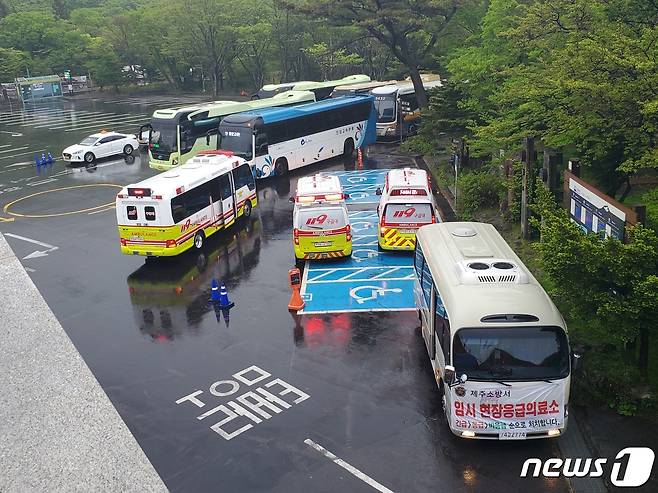 3일 성판악 휴게소 주차장에 설치된 제주소방서 현장응급의료소.(제주소방안전본부 제공)