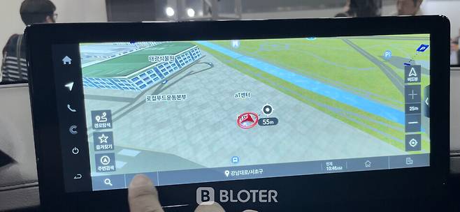 KG 모빌리티 뉴 렉스턴 아레나 12.3인치 디스플레이는 내비게이션 화면을 꽉 찬 형태로 볼 수 있다. 다만 이 디스플레이는 애플 카플레이나 구글 안드로이드 오토를 띄우지 못한다. KG 모빌리티는 오는 7월부터 카플레이와 안드로이드 오토 기능이 실행되도록 조치하겠다는 입장이다. (사진=조재환 기자)
