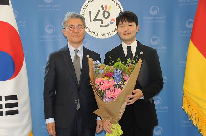 한독수교 140주년 홍보대사로 선정된 피아니스트 선우예권(오른쪽)과 김홍균 주독일 한국 대사/주독일 한국대사관