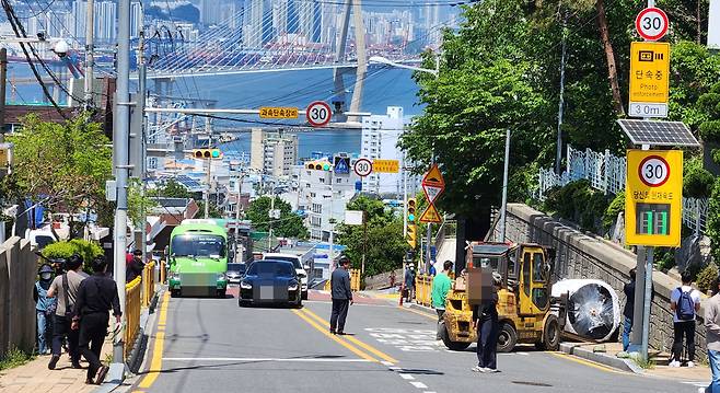 지난달 28일 오전 1.7t짜리 원통형 어망제조용 실뭉치가 비탈길 아래로 굴러 내려와 길가던 4명을 덮쳐 등굣길 초등학생 1명이 숨지고 어린이와 어른 등 3명이 다쳤다. 사진은 사고가 난 스쿨존 도로 모습. /연합