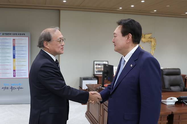 윤석열 대통령이 3일 서울 용산 대통령실에서 열린 아키바 다케오 일본 국가안전보장국장을 접견하며 악수하고 있다. /뉴스1