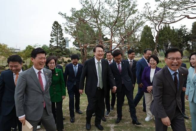 윤석열 대통령이 2일 오후 서울 용산 대통령실 청사 앞 야외 정원인 '파인그라스'에서 국민의힘 김기현 대표와 윤재옥 원내대표 등 여당 원내 지도부와 만찬을 함께 하며 대화하고 있다. ⓒ대통령실