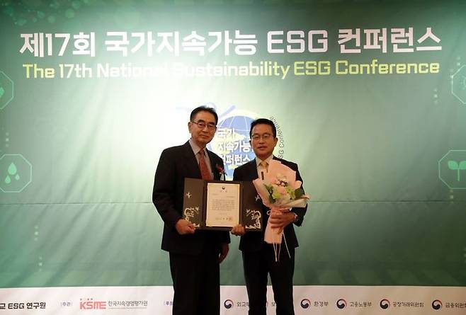 3일 소공동 조선호텔 오키드룸에서 개최된 ‘제17회 국가지속가능 ESG 컨퍼런스’에서 (왼쪽부터) 한국언론인협회 성대석 회장, 노랑풍선 김진국 대표이사가 기념촬영을 하고 있다.ⓒ노랑풍선