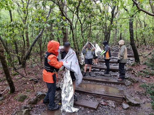 3일 한라산에서 하산하는 고교 수학여행단[제주도 소방안전본부 제공]