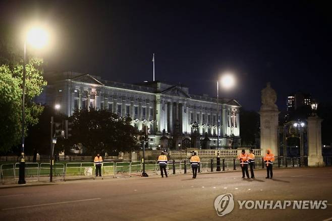 2일(현지시간) 영국 런던 버킹엄궁 주변을 보안 요원들이 지키고 있다. 이날 궁전 영내로 엽총 실탄으로 추정되는 물체를 던지는 사건이 발생했다.로이터연합뉴스