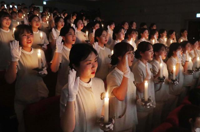 부산 남구 동명대 간호학과 4학년 학생들이 촛불을 들고 나이팅게일 선서를 하고 있다. 한국일보 자료사진