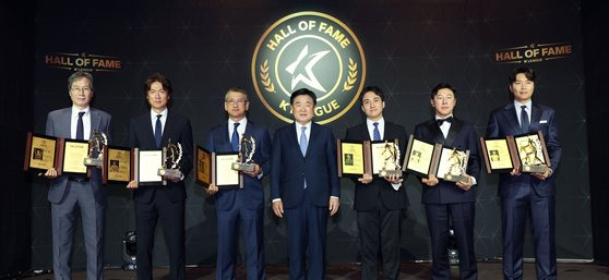 한국프로축구연맹이 프로축구 40주년을 기념해 ‘K리그 명예의 전당’을 신설했다. 초대 헌액자들이 2일 서울 중구 앰버서더 서울 풀만 호텔에서 열린 헌액식에 참석해 기념촬영하고 있다. 왼쪽부터 최순호 수원FC 단장, 홍명보 울산 현대 감독, 고(故) 박태준 포스코 명예회장의 아들 박성빈씨, 권오갑 한국프로축구연맹 총재, 김정남 전 울산 감독의 손자 김민석씨, 신태용 인도네시아 대표팀 감독, 이동국 전 대한축구협회 부회장. [연합뉴스]