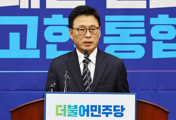 박광온 원내대표가 3일 서울 여의도 국회에서 열린 의원총회에 참석해 모두발언하고 있다. 김현동 기자