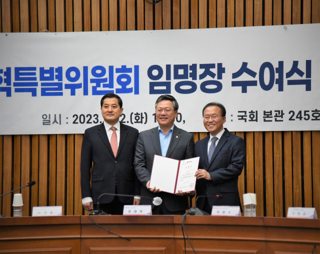 ▲ 국민의힘 박정하 국회의원이 2일 국회에서 열린 노동개혁특별위원회 임명장 수여식 및 1차 회의에서 윤재옥 원내대표로부터 임명장을 전달받고 있다.