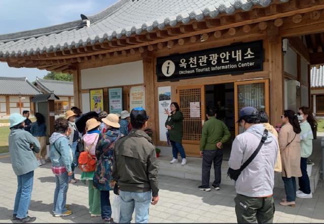 충북 옥천군이 축제와 연계해 내놓은 관광상품에 참여해 옥천을 찾은 방문객들이 지역 명소를 둘러보고 있다. 옥천군 제공.