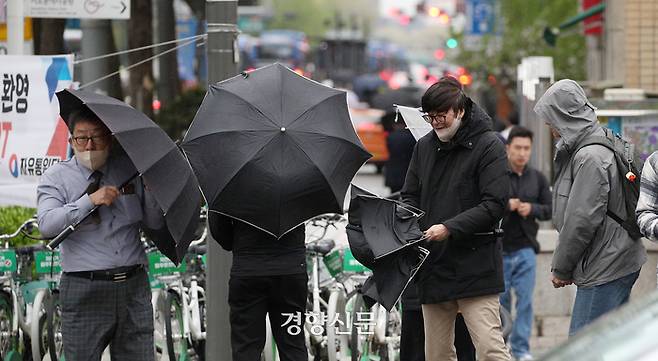 서울과 수도권을 비롯해 전국 대부분 지역에 강풍특보가 내려진 4월11일 서울 종로구 세종대로 사거리 인근에서 시민들의 우산이 비바람으로 인해 휘어지고 있다. 권도현 기자