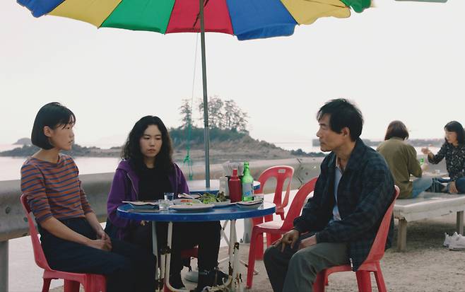 영화 <리턴 투 서울>의 한 장면. 아기 때 프랑스로 입양된 프레디(가운데·박지민)는 한국인 친구 테나(왼쪽·한국화)와 함께 친아빠(오른쪽·오광록)가 사는 군산을 방문한다. 엣나인필름 제공.