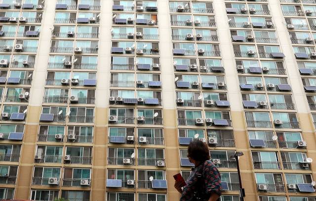 서울의 한 아파트단지에 자가용 태양광 패널이 설치돼 있다. 뉴시스