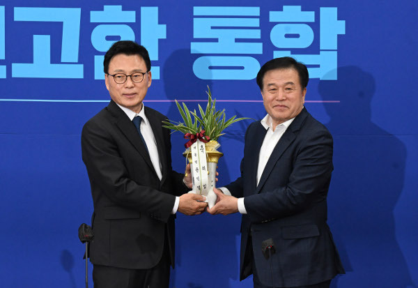 박광온(왼쪽) 더불어민주당 원내대표가 2일 인사차 국회를 방문한 이진복 대통령실 정무수석으로부터 윤석열 대통령의 취임 축하 난을 전달받고 있다. 박 원내대표는 “1주일 뒤면 대통령 취임 1주년인데, 1년 동안 야당 대표와 회동이 한 차례도 없었다는 게 아쉬운 대목”이라고 말했다. 최현규 기자