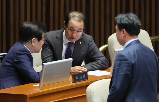 더불어민주당 이재명 대표가 지난달 13일 열린 국회 본회의에서 이성만 의원과 대화하고 있다. 오른쪽은 윤관석 의원. 연합뉴스