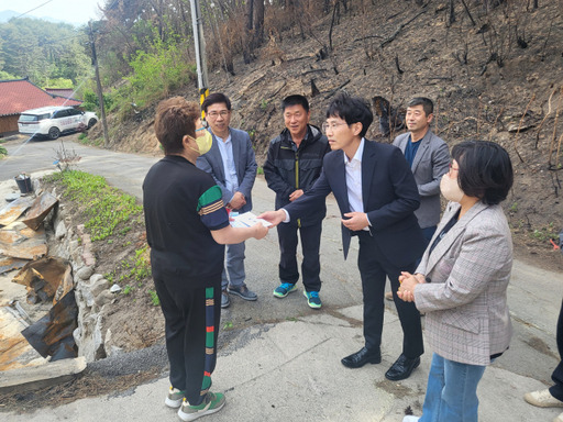 김흥복 여주소방서 소방행정과장이 강릉 산불로 보금자리를 잃은 허광호 소방장 가족에게 위로금을 전달하고 있다. 여주소방서 제공