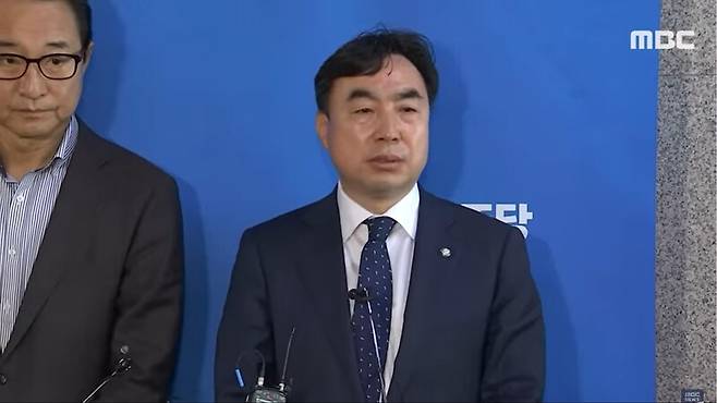 ▲윤관석(오른쪽) 더불어민주당 의원과 이성만 의원이 3일 국회 본관 당 대표 회의실에서 열린 비공개 최고위원회의를 마친 뒤 돈봉투 의혹에 연루된 사건과 관련해 대국민사과를 하면서 탈당하기로 했다고 설명하고 있다. 사진=MBC 영상 갈무리