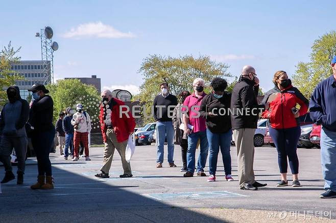 People queue outside a newly reopened career center for in-person appointments in Louisville, Kentucky, U.S., April 15, 2021. REUTERS/Amira Karaoud