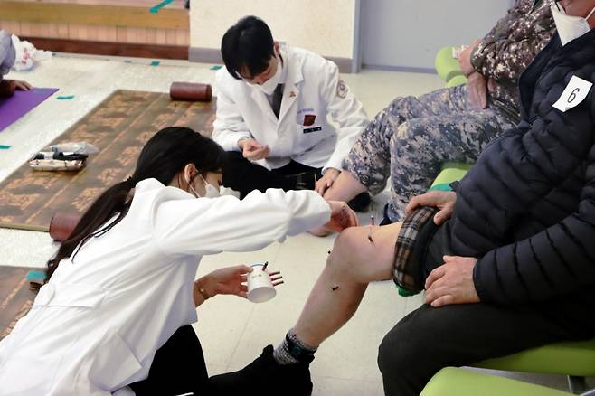 지난 1월30일부터 지난달 3일까지 경북 의성군에서 진행된 '신협과 함께하는 2023년 동계 한방의료봉사'에서 지역민이 경희대학교 의료봉사단원에게 진료를 받고 있다./사진제공=신