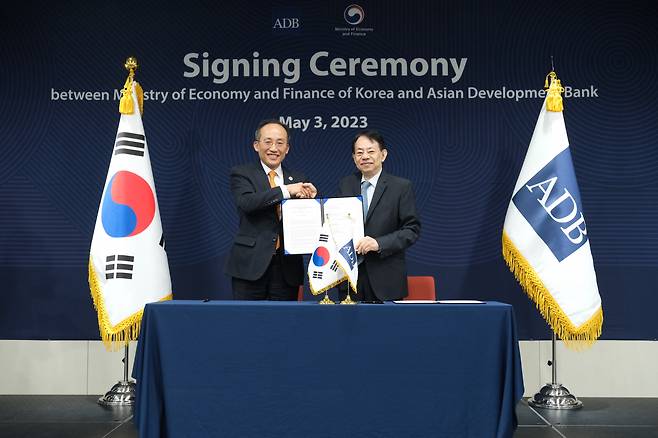 아사카와 마사츠구 아시아개발은행(ADB) 총재와 추경호 한국 경제부총리 겸 기획재정부 장관이 3일 '제56차 ADB 연차총회'와 병행해 진행된 협정식에서 세 가지 협정문에 서명했다. [사진=ADB]