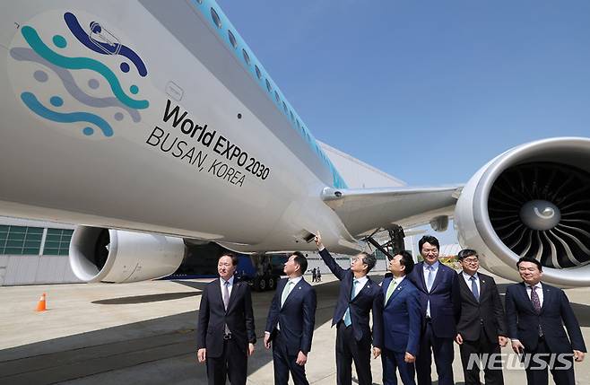 [인천=뉴시스] 최동준 기자 = 3일 인천 중구 대한항공 정비고에서 열린 2030 부산세계박람회 대한항공 특별기 공개행사에서 한덕수 국무총리, 최태원 부산세계박람회 유치지원민간위원장, 조원태 한진그룹 회장, 장성민 대통령비서실 정책조정기획관 등이 항공기를 살펴보고 있다. 2023.05.03. photocdj@newsis.com