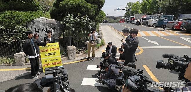 [서울=뉴시스] 김금보 기자 = 전현희 국민권익위원회 위원장이 3일 오후 서울 종로구 감사원 앞에서 권익위 감사에서 제기된 근태문제와 관련한 직접 소명 출석에 앞서 기자회견을 하고 있다. 2023.05.03. kgb@newsis.com