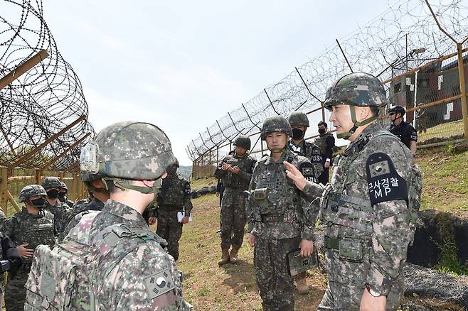 [서울=뉴시스] 김승겸 합참의장이 육군 제25보병사단 최전방 GP에서 녹음기(綠陰期) 작전환경 변화에 대비해 DMZ 완전작전 수행을 위한 결전태세를 점검하고 있다. (사진=합동참모본부 제공) 2023.05.03. photo@newsis.com *재판매 및 DB 금지