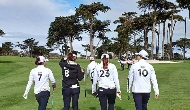 등번호를 달고 연습 중인 한국 선수들. LPGA 제공