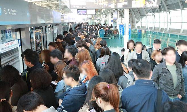 인천지하철 2호선과 환승되는 공항철도 검암역 플랫폼에 많은 승객들이 몰려 발디딜 틈이 없다. 공항철도 제공