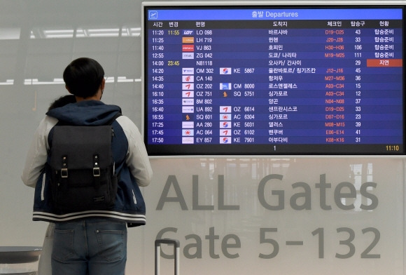 인천공항 출국장에서 이용객이 출발안내표를 바라보고 있다. 2022.6.7 박지환기자