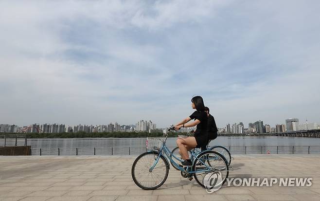 가벼워진 옷차림 (서울=연합뉴스) 신현우 기자 = 전국 대부분 지역 낮 기온이 25도 내외로 오른 2일 오후 서울 여의도한강공원을 찾은 시민들이 자전거를 타고 있다. 2023.5.2 nowwego@yna.co.kr