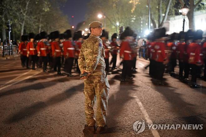 버킹엄궁 앞 근위대 예행연습 모습 [AP 연합뉴스 자료사진. 재판매 및 DB 금지]