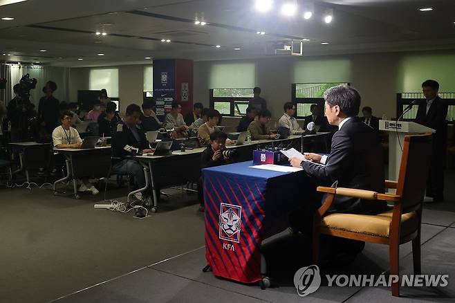 신임 이사진 명단 발표하는 정몽규 회장 (서울=연합뉴스) 류영석 기자 = 정몽규 대한축구협회장이 3일 오전 서울 종로구 축구회관에서 대한축구협회 신임 이사진 명단 발표 기자회견을 하고 있다. 2023.5.3 ondol@yna.co.kr