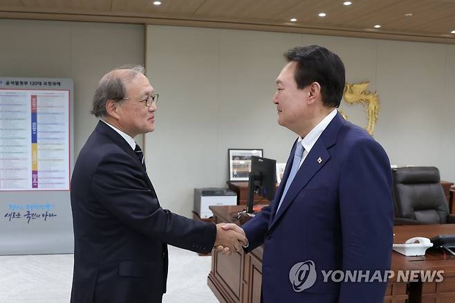 윤석열 대통령, 아키바 다케오 일본 국가안전보장국장 접견 (서울=연합뉴스) 진성철 기자 = 윤석열 대통령이 3일 서울 용산 대통령실 청사에서 한일 안보실장 회담을 위해 방한한 아키바 다케오 일본 국가안전보장국장을 접견하고 있다. 2023.5.3 [대통령실 제공. 재판매 및 DB 금지] zjin@yna.co.kr