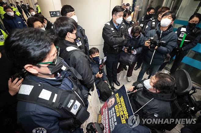 전장연 지하철 시위 [연합뉴스 자료사진]