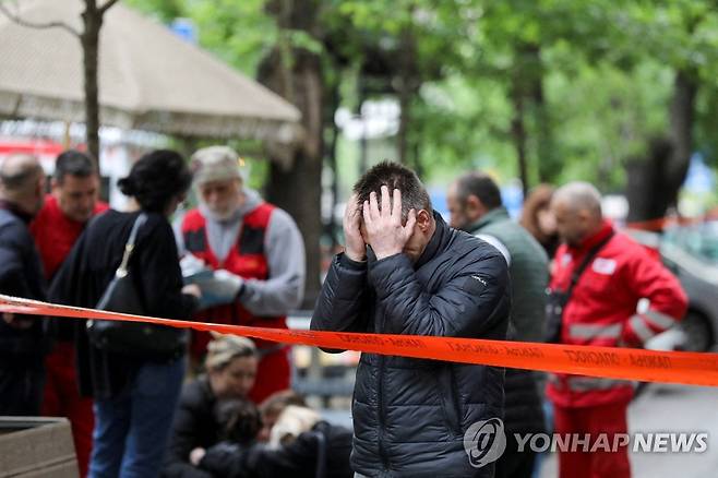 세르비아 초등학교에서 총기 난사 사건 (베오그라드[세르비아] 로이터=연합뉴스) 3일 오전(현지시간) 세르비아 수도 베오그라드의 한 초등학교에서 총기 난사 사건이 발생해 최소 9명이 숨졌다. 학교 주변에서 사람들이 슬퍼하고 있다. 2023.05.03 photo@yna.co.kr