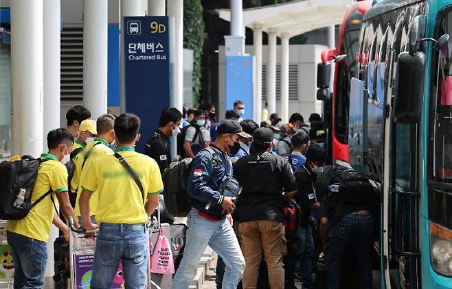 인천국제공항을 통해 입국한 외국인 근로자들이 버스에 타고 있다.(사진=연합뉴스)