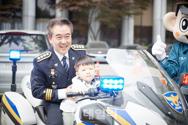 윤희근 경찰청장이 4일 어린이날을 기념해 경찰청 어린이집 원아와 함께 호위 차량에 탑승하고 있다.(사진=경찰청)