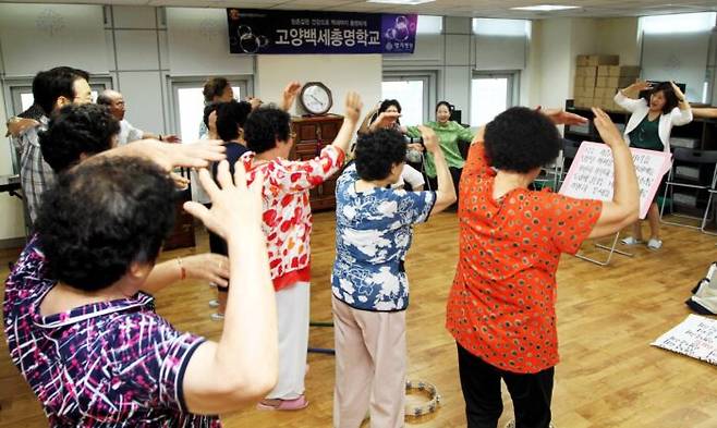 명지병원 예술치유센터가 운영 중인 고양백세총명학교의 치매 예방 프로그램 활동 모습. [사진=명지병원]