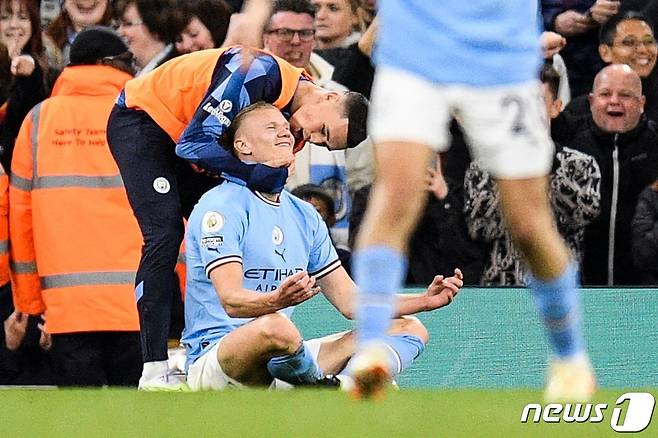 리그 35호골을 넣은 홀란드가 특유의 세리머니를 하고 있다. ⓒ AFP=뉴스1