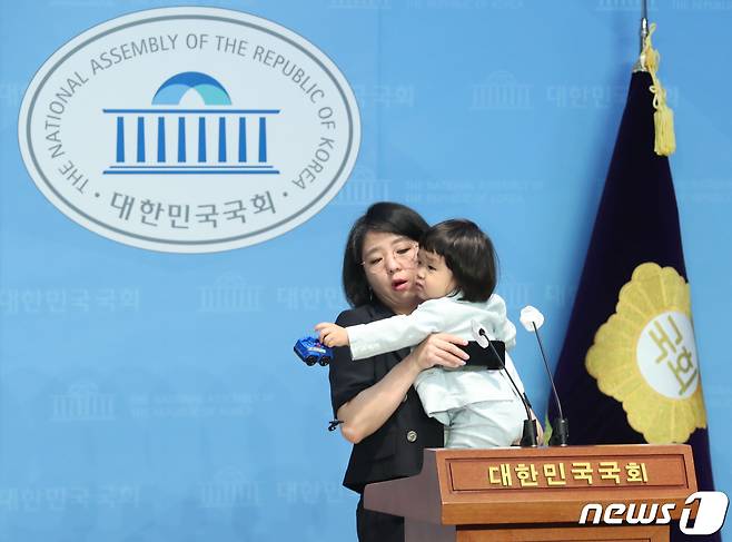 용혜인 기본소득당 의원이 4일 오전 서울 여의도 국회 소통관에서 23개월 아들과 함께 어린이날 맞이 노키즈존 관련 입장 발표 기자회견을 하고 있다. 2023.5.4/뉴스1 ⓒ News1 송원영 기자